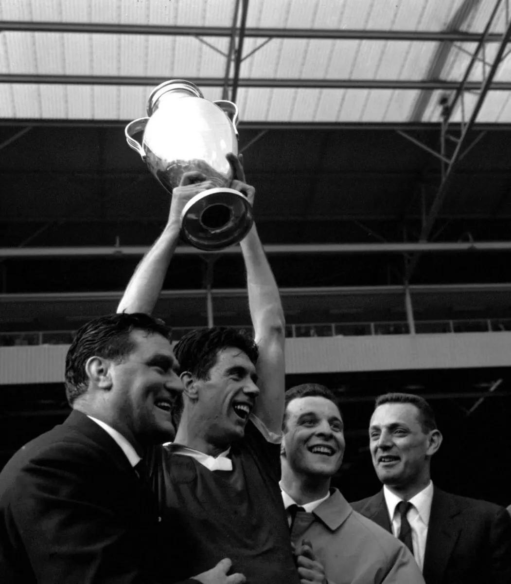 AC米兰队的首(「忆欧冠」1962/63赛季AC米兰首夺欧洲冠军杯主力今安在？)