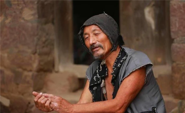 清代状元的后裔：独居深山状元府，坚守着祖宅，无水无电乞讨为生