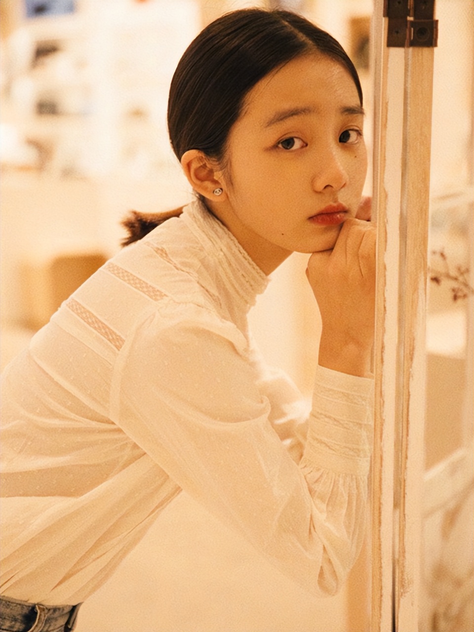 16岁黄多多晒自拍，穿吊带化淡妆甜美可人，颈上珍珠项链十分吸睛