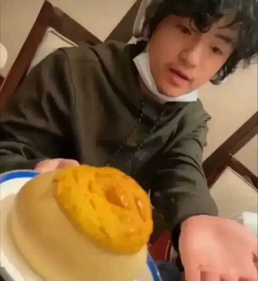 张柏芝罕携俩儿子合影！14岁谢振轩长发随爸，弟弟穿黑T温顺像妈