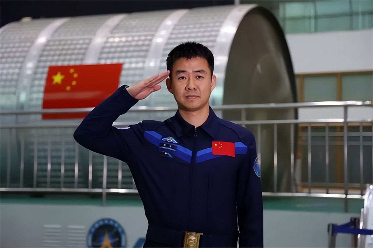 航天勇士陈冬:6年"与世隔绝",新婚次日与娇妻吻别,归队训练