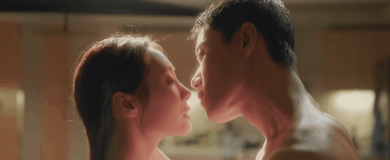 30岁老人狂奔的国产喜剧！满是狗的血，超“大尺度”的夜店群剧