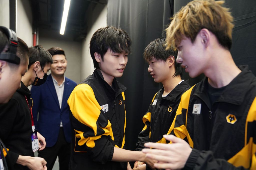 狼队今屿是哪里人（KPL官宣MVP候选名单，重庆狼队新人今屿入选！天赋引电竞圈惊叹）-趣拿体育