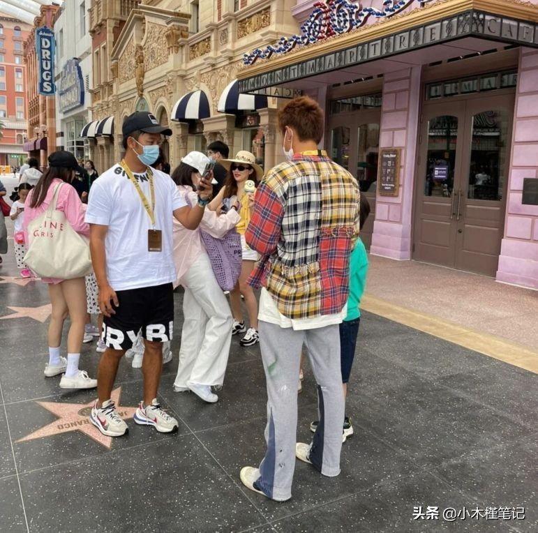 环球影城偶遇霍思燕一家，嗯哼变化大被赞帅气，妹妹疑似也在现场