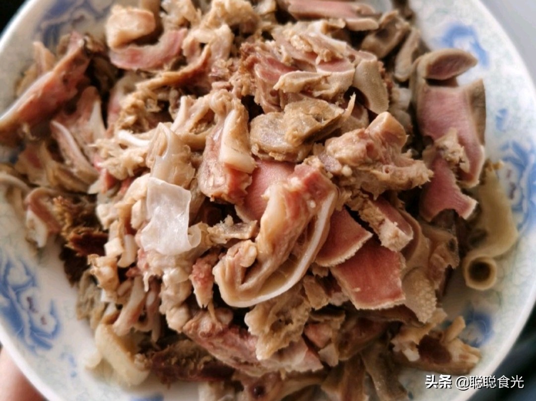 炖羊汤用料太多，难怪不好喝，记住只用3样料，汤浓肉香没膻味