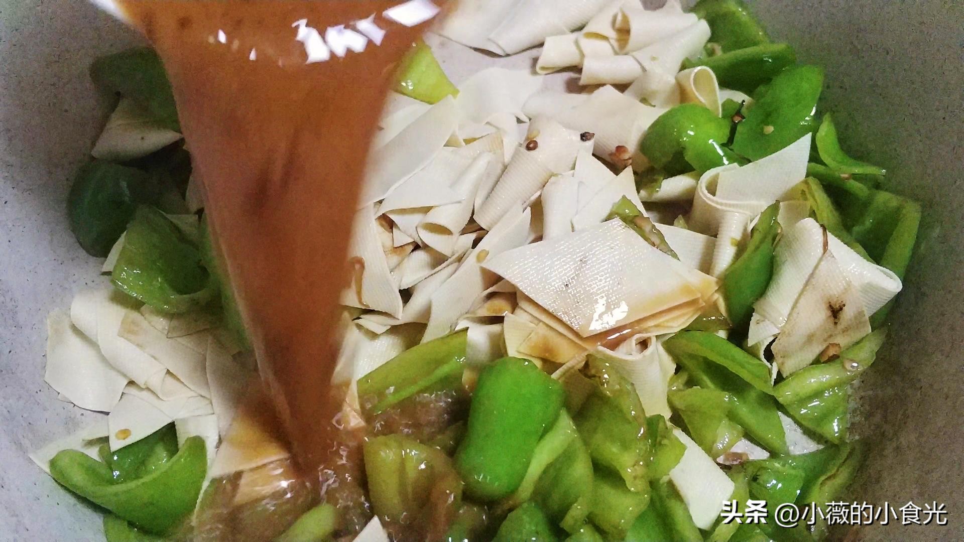 豆腐皮怎么炒（尖椒炒豆腐皮要想好吃，多这一步很关键！豆腐皮软嫩鲜香特下饭）