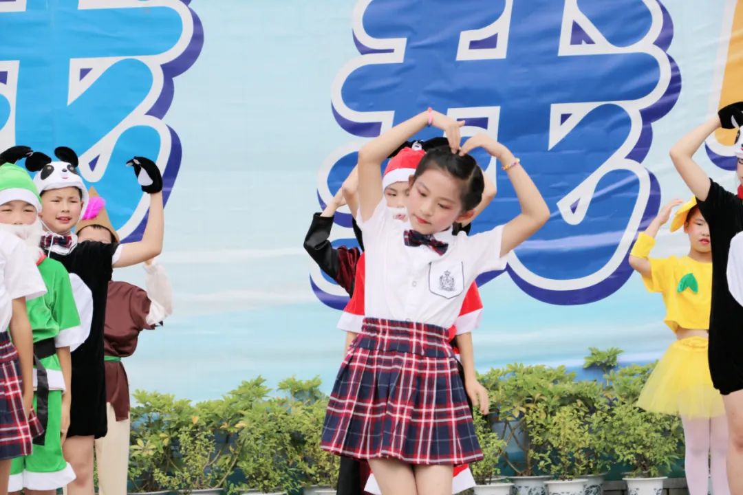 成都市双流区实验小学外国语学校兰花中队进行升旗仪式班级展示