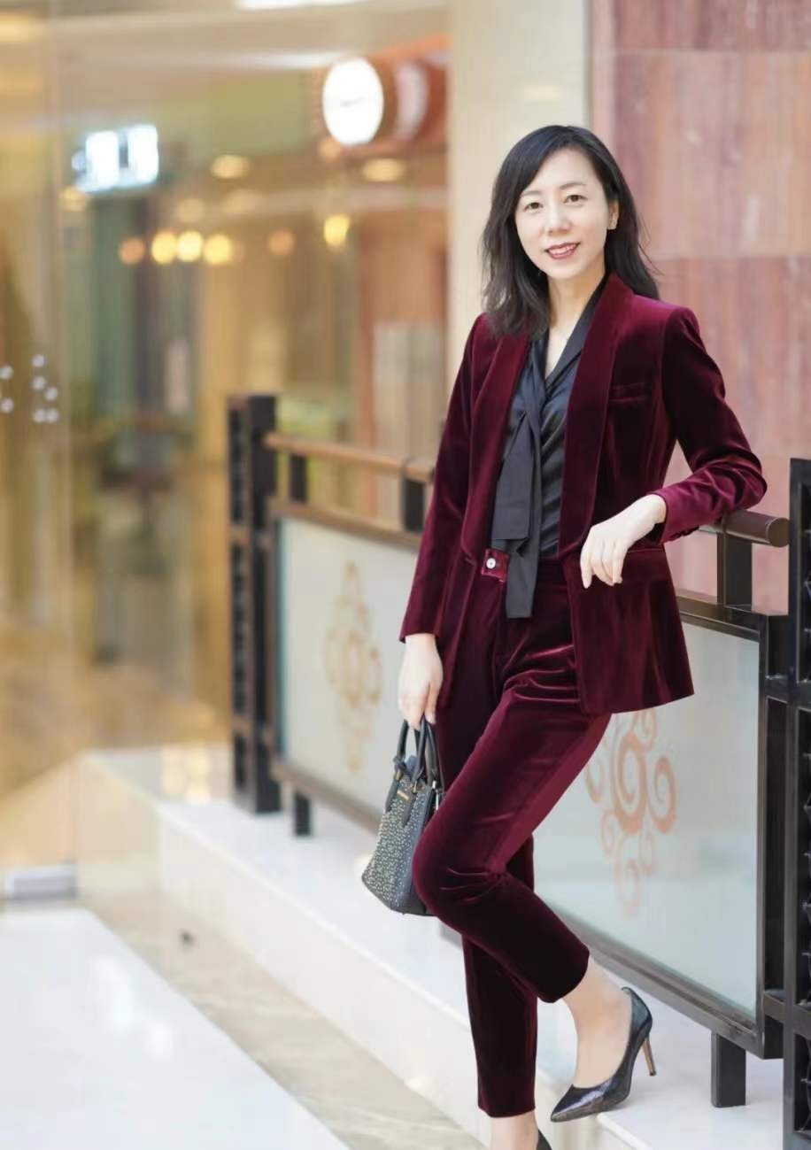 酒红色外套内搭图片(这才是适合中年人的职场穿搭) - 赤虎壹号