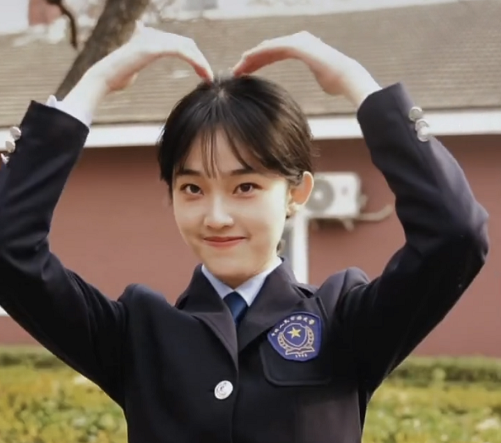 纯真萌妹竟是公安校花，才貌双全又美又飒，简直是行走的招生简章