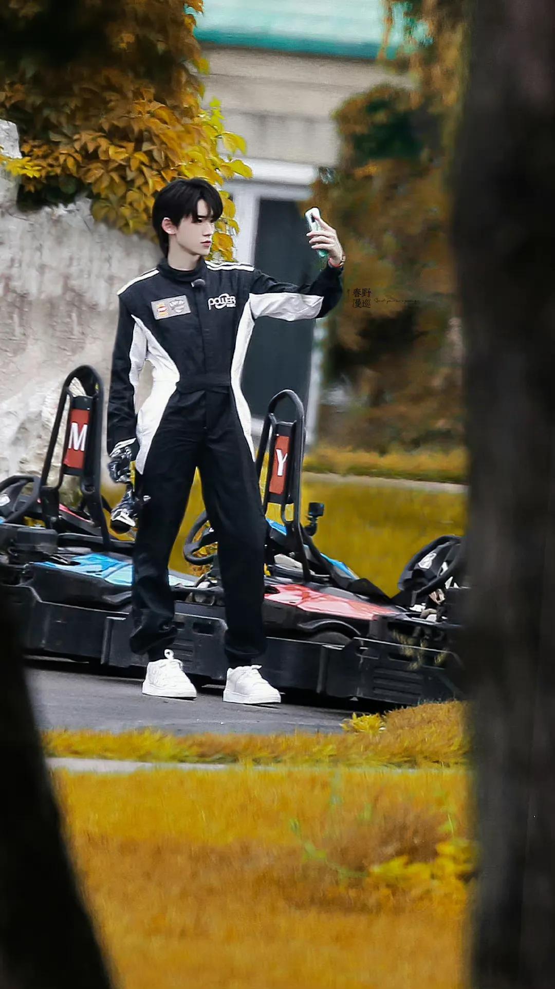 宋亚轩的赛车照也太酷了！下颚线真的好明显啊越来越帅了