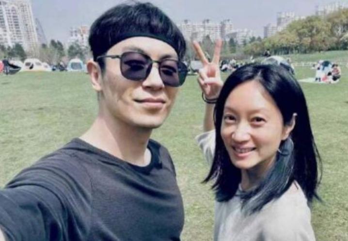 朱亚文被赞宠妻狂魔，被曝与妻子街头公然秀恩爱，网友直呼甜蜜
