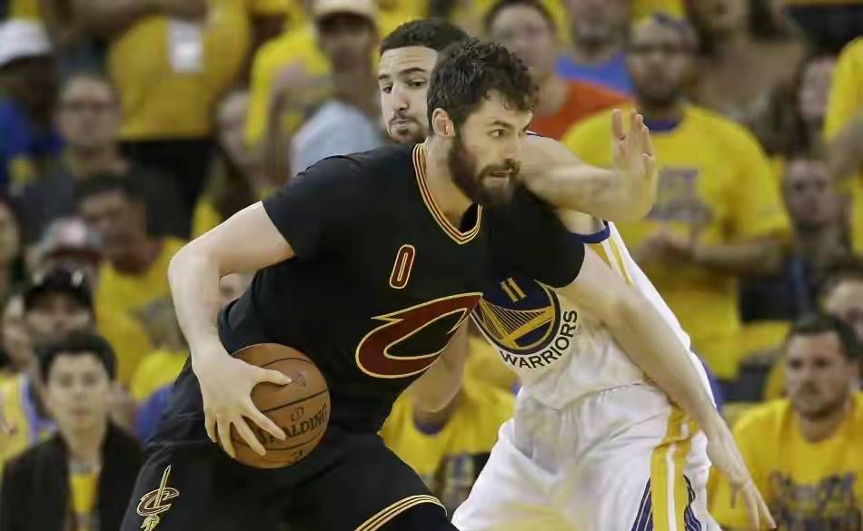 勇士和骑士总决赛回放（16年骑士4：3逆转勇士夺冠，老詹场均29+11+9，那么欧文乐福呢？）