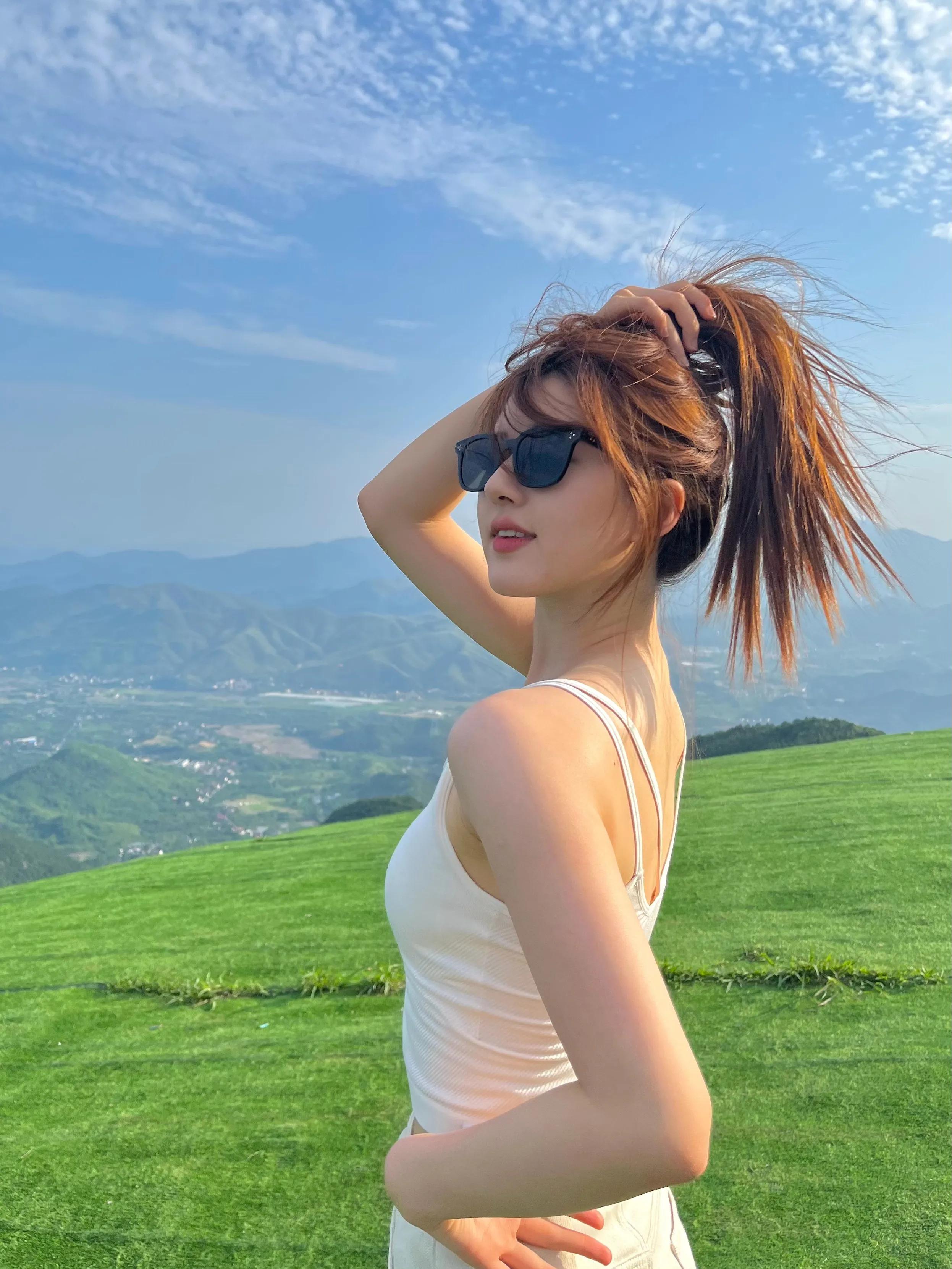 从网红成长为明星，赵露思甜美写真欣赏