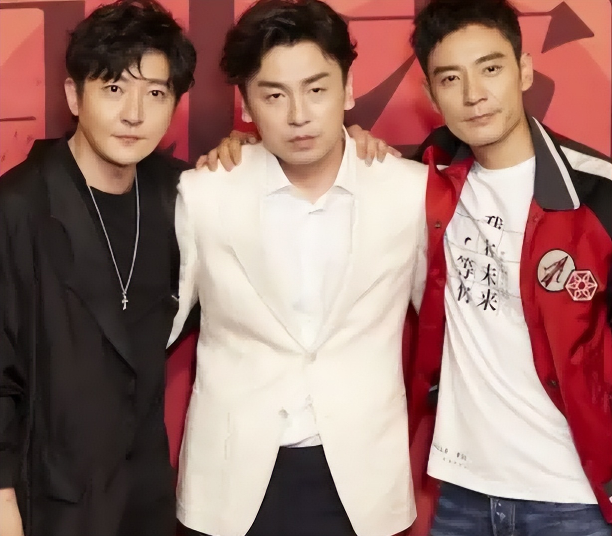 明明有1米8的大高个，但看起来很“矮”的12位男星，个个让人意外