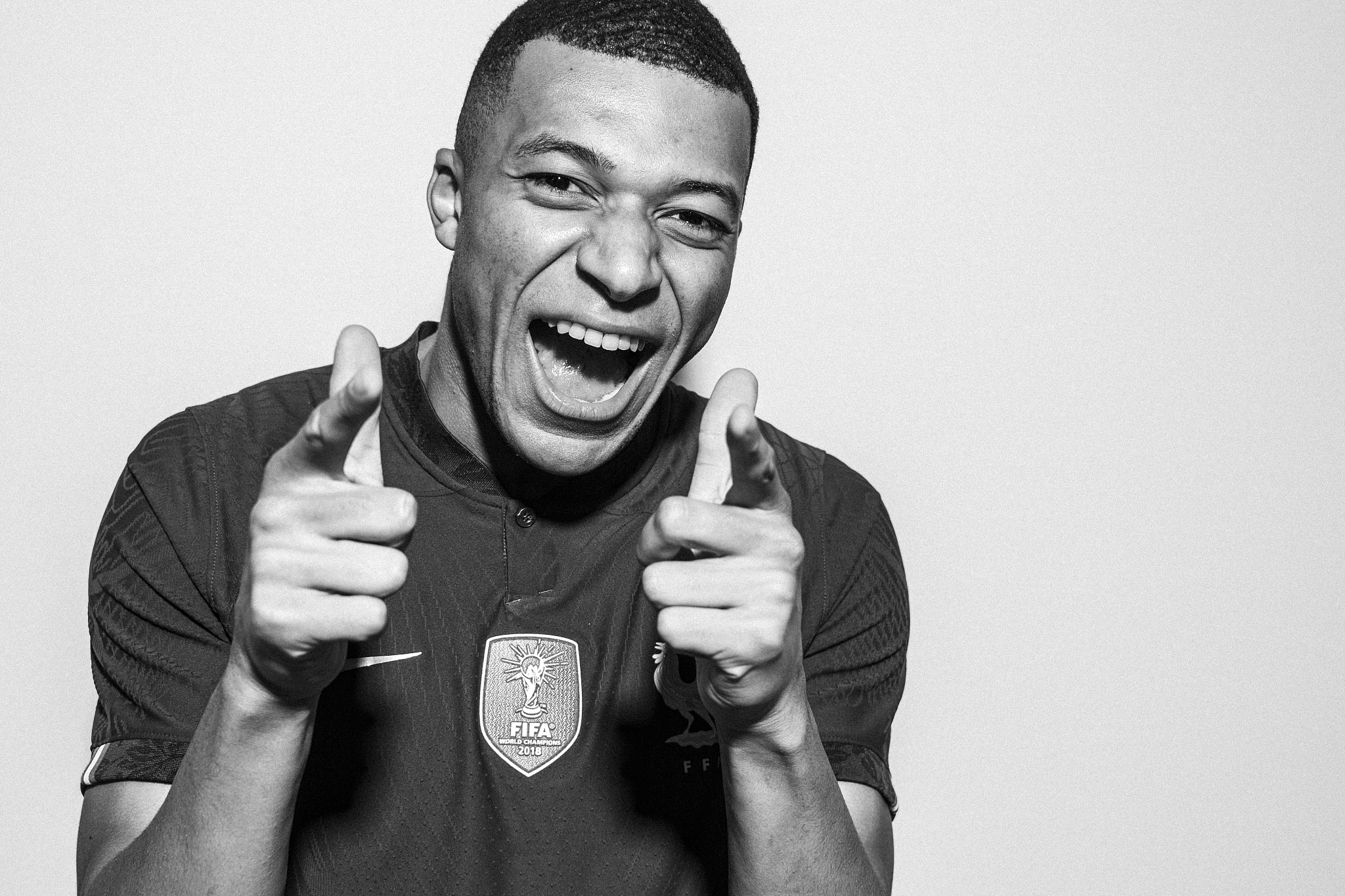 26个球员有15个黑人:本泽马很开心)