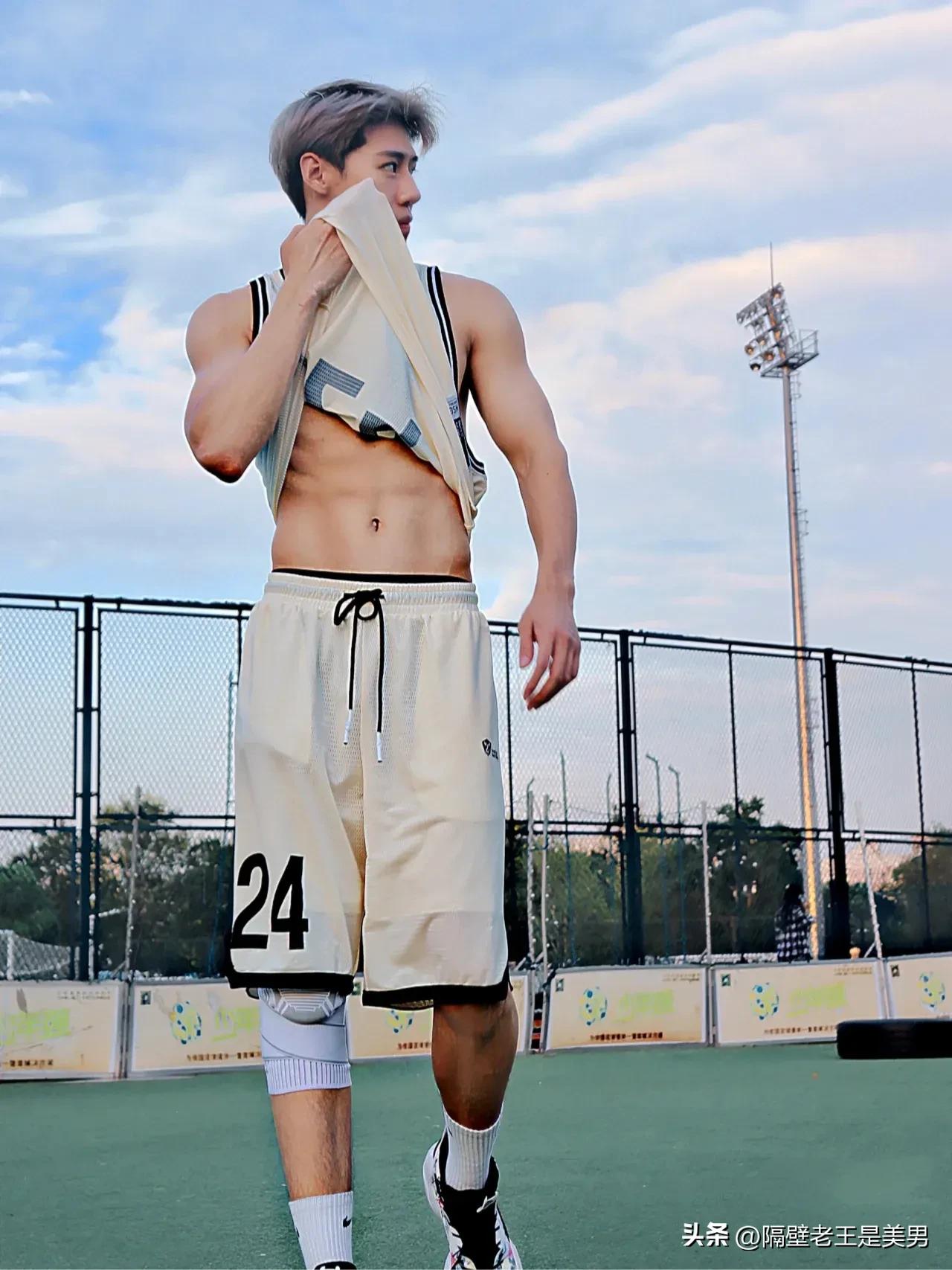 小哥哥这不多不少的腹肌,由此可见,他平时没少锻炼啊,也付出了不少的