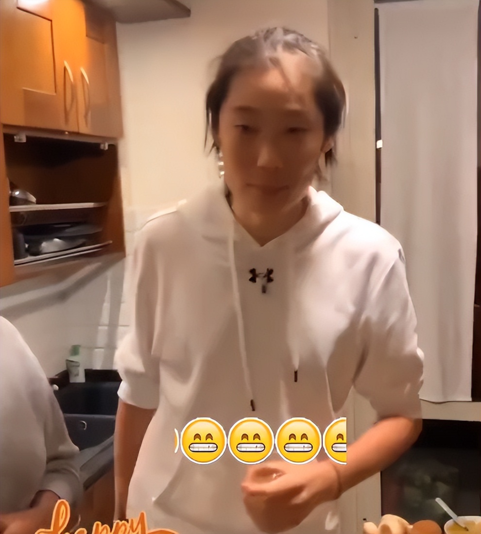 中國女排隊(duì)長朱婷最新消息（朱婷融入新大家庭！與隊(duì)友共度感恩節(jié)，中國女排隊(duì)長太受歡迎了）