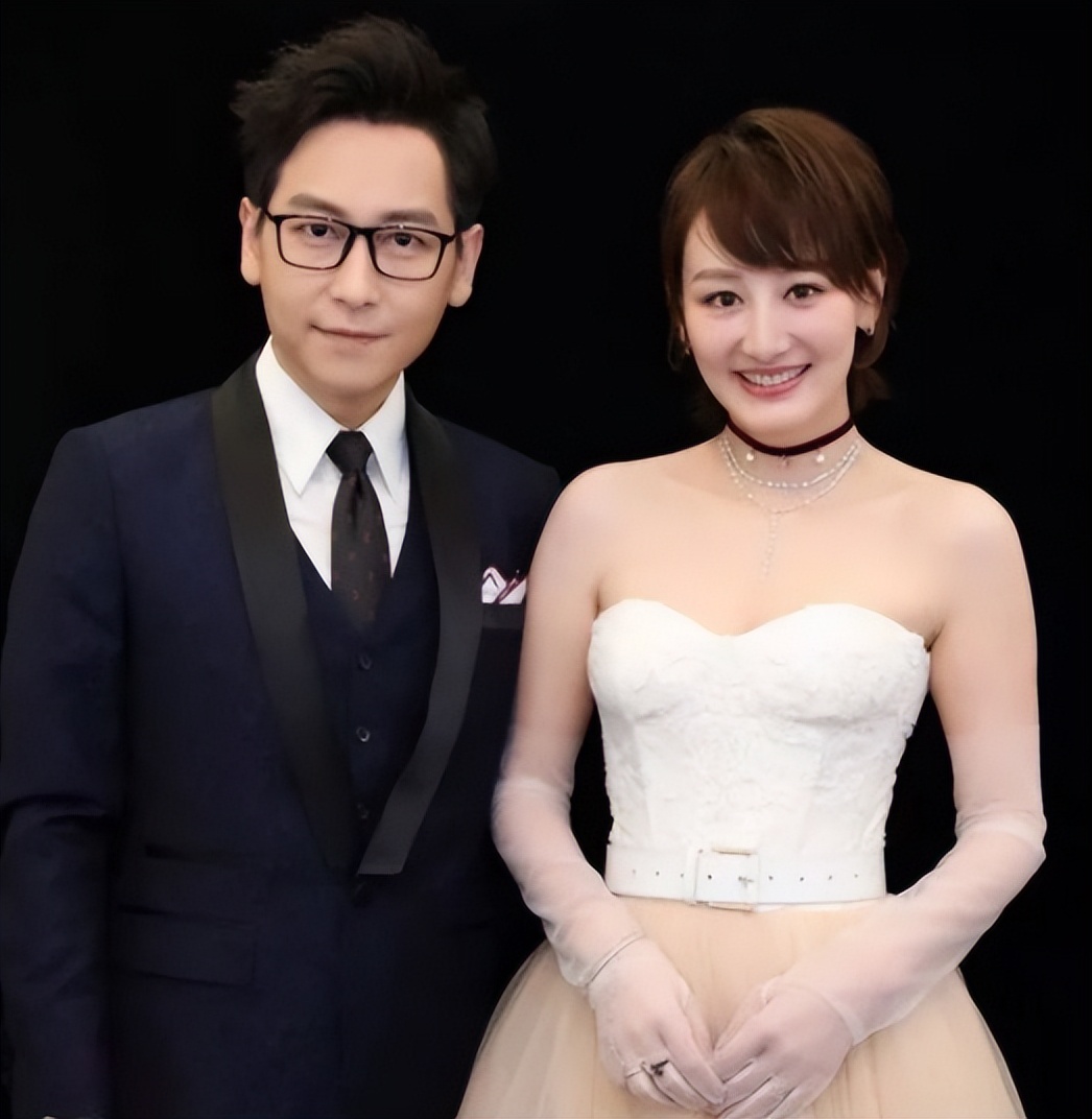 台上是主持人，台下已是10年夫妻，俩人很恩爱，一家四口颜值高