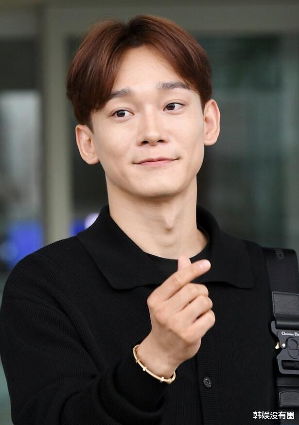 EXO金钟大飞往伦敦，网友：二胎爸爸的机场秀依旧时尚