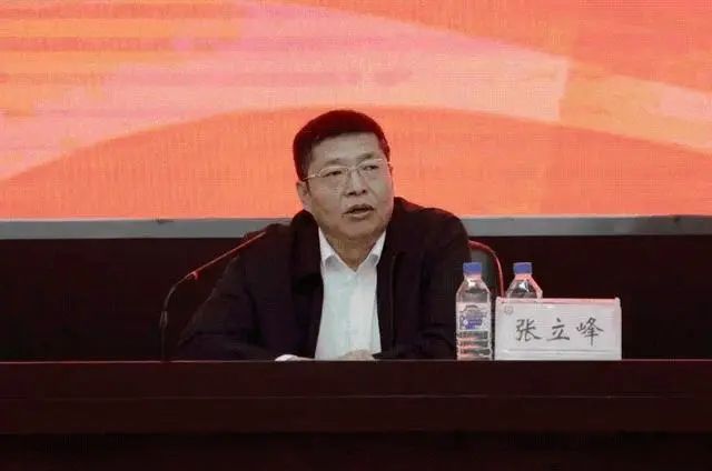 近7000师生转运，市长被免职，高烧没药，苦等6小时没车