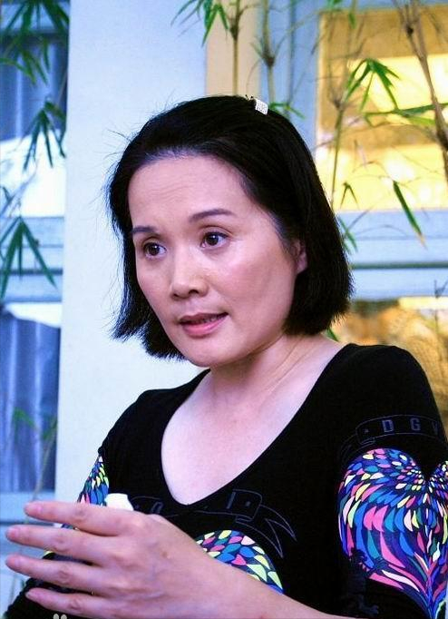 最后,是出场最晚的,饰演顾源母亲的吴冕老师,这位也是"沪系"演员,每次