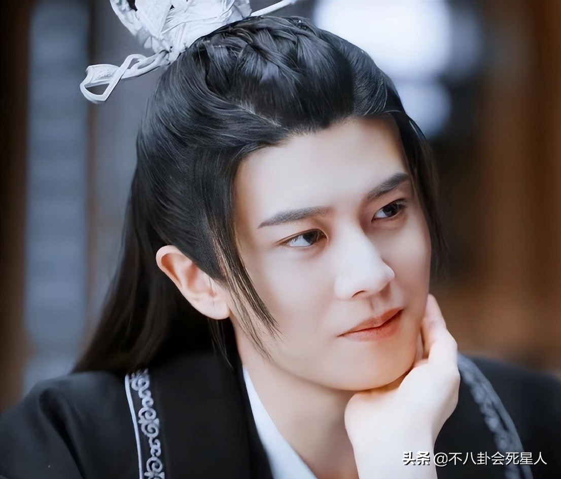 单看脸惊艳帅气，一看全身就秒垮掉，这些男星被身高害惨了