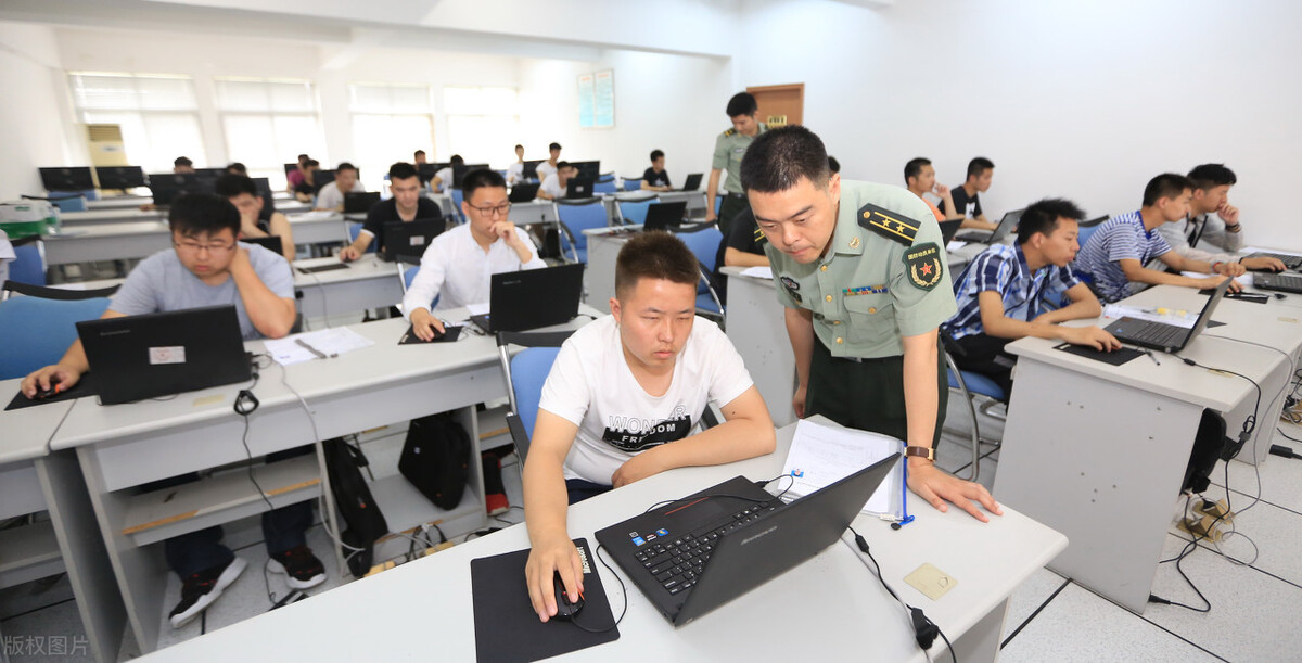 高三学生，成绩过本科线几十分，适合报考军校吗？我建议这样考虑