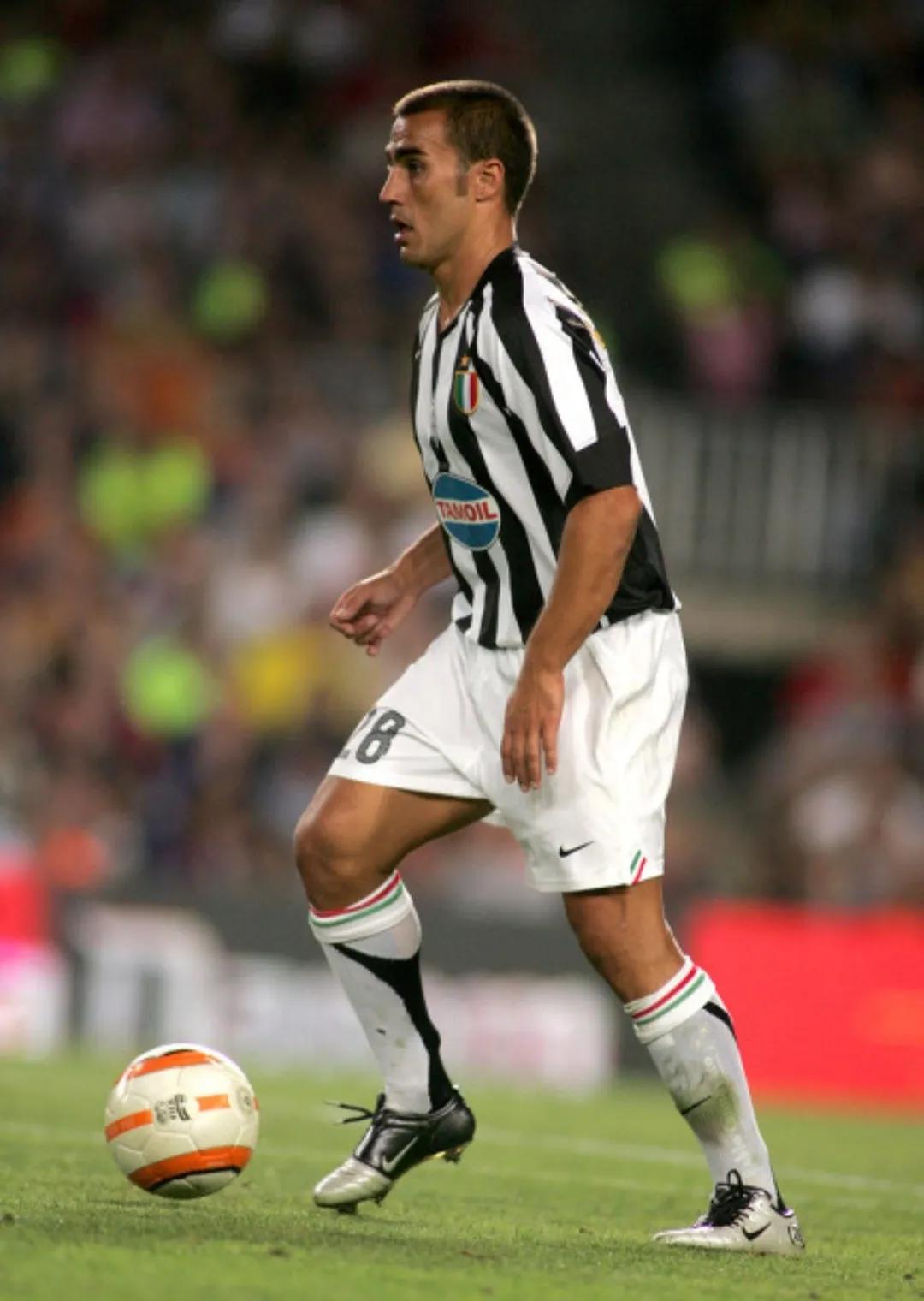 志得意满捧得金杯的意大利队长(卡纳瓦罗:24岁时,蓝衣军团的大门终于