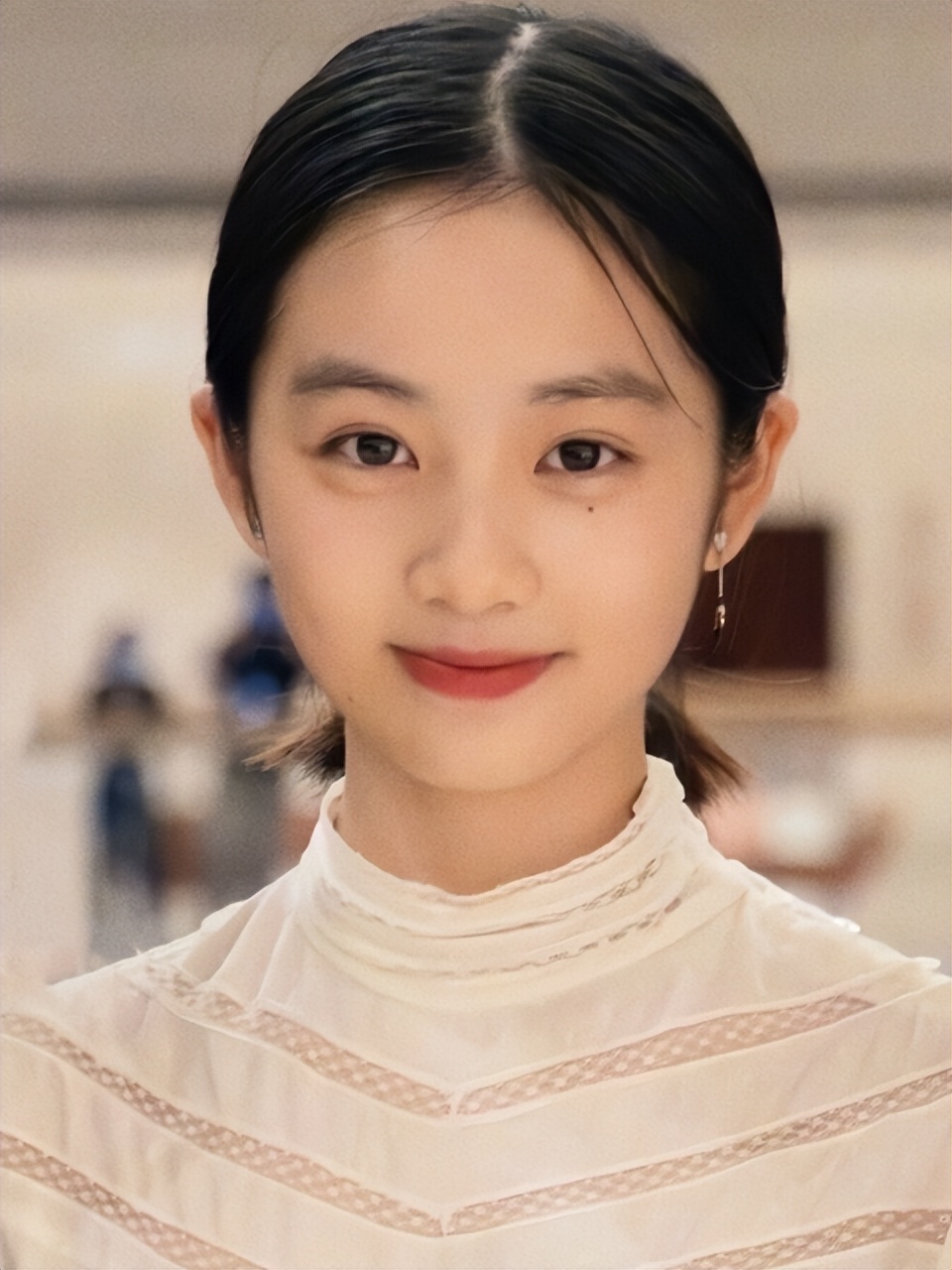 16岁黄多多晒自拍，穿吊带化淡妆甜美可人，颈上珍珠项链十分吸睛