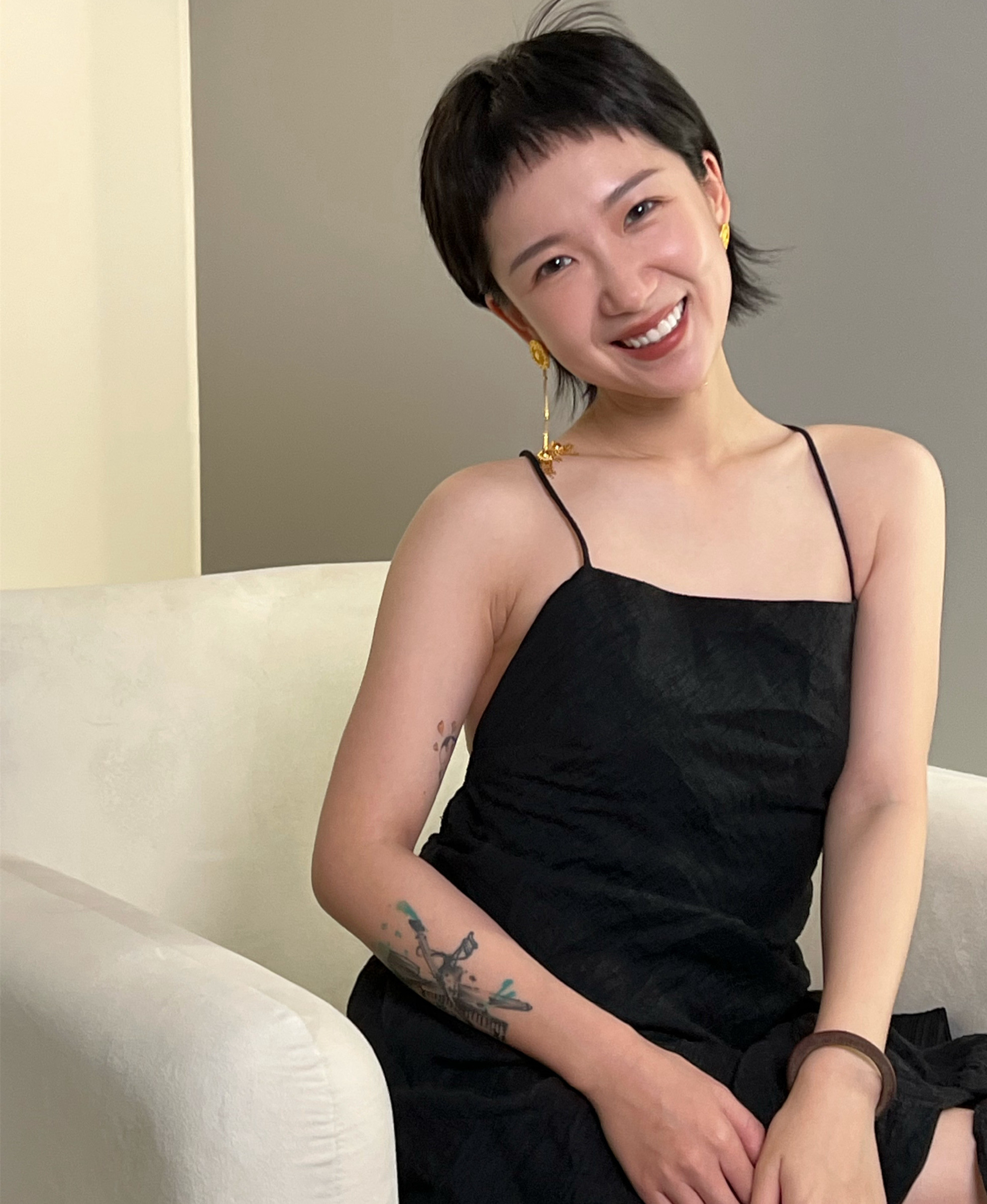 郝劭文携二婚妻子返台,林宁瑞与公婆隔马路比心,7岁女儿未同行