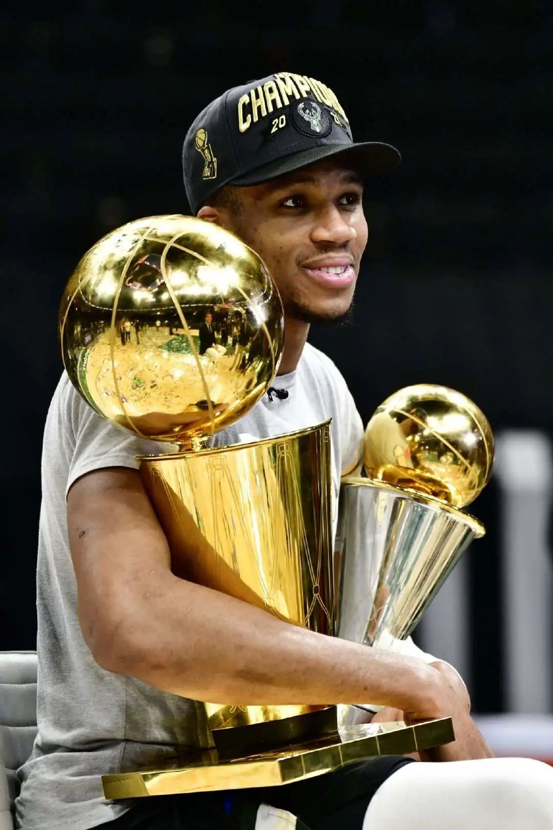 字母哥气垫图片（垫脚必备战靴？字母哥四代曝光三款配色！新中底配置还有惊喜？）