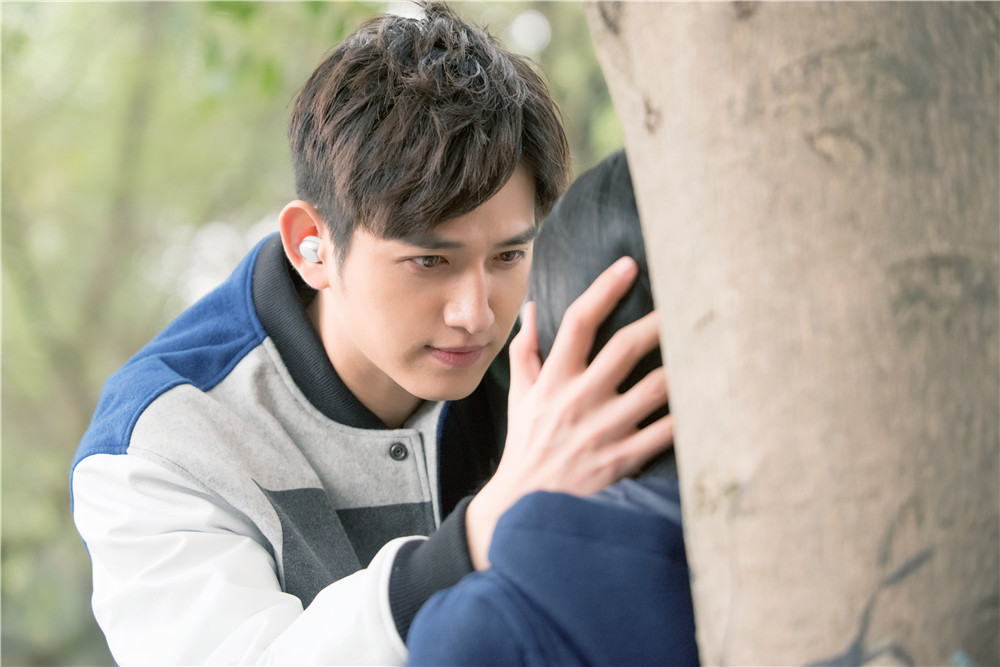 尤其是在电视剧《思美人》中,他饰演诗人屈原,从年轻演绎到了年老