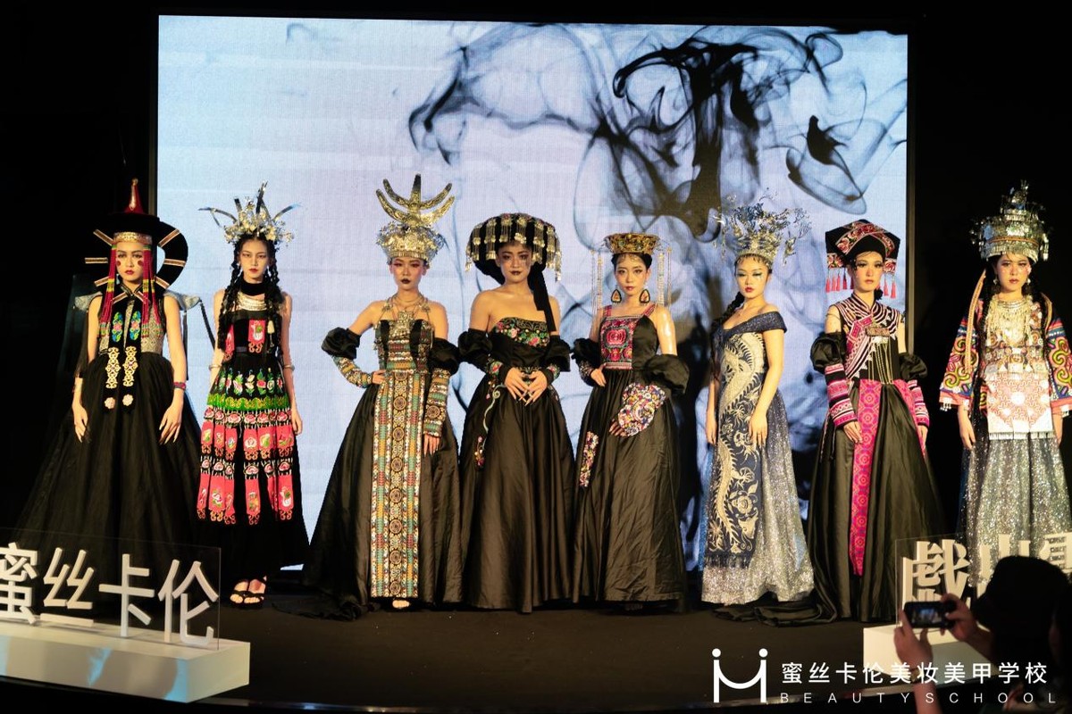 蜜丝卡伦美妆美甲学校启幕大秀，致敬色彩，戏出云南