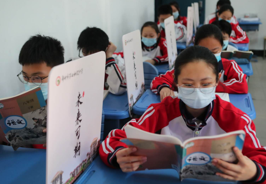 高中老师排座位的“套路”，看似平淡无奇，实则在观察这几个细节