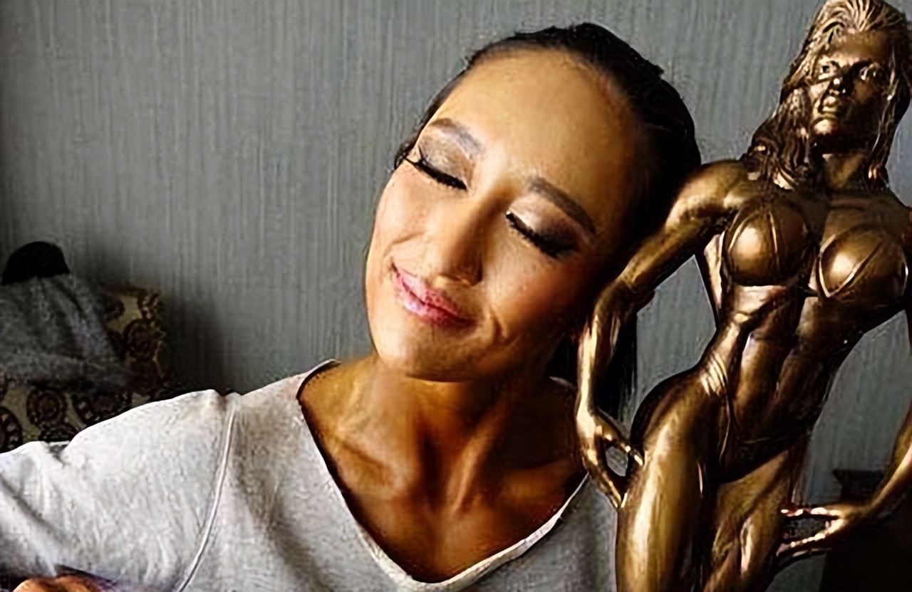 中国体坛健美冠军女神:37岁仍身材完美,嫁二婚法国富豪前妻祝福