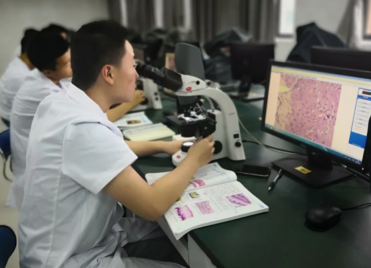 医学类院校排行榜，协和医院排名创新低，榜首是“黑马”逆袭