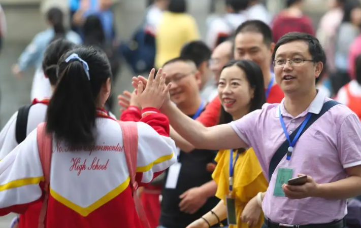 高考当天为啥不让穿校服，是防作弊还是什么原因？老师说出实话