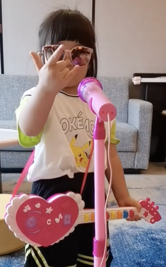 王祖蓝晒女儿弹唱视频，想送她进乐队，3岁Gabby摇滚范儿十足