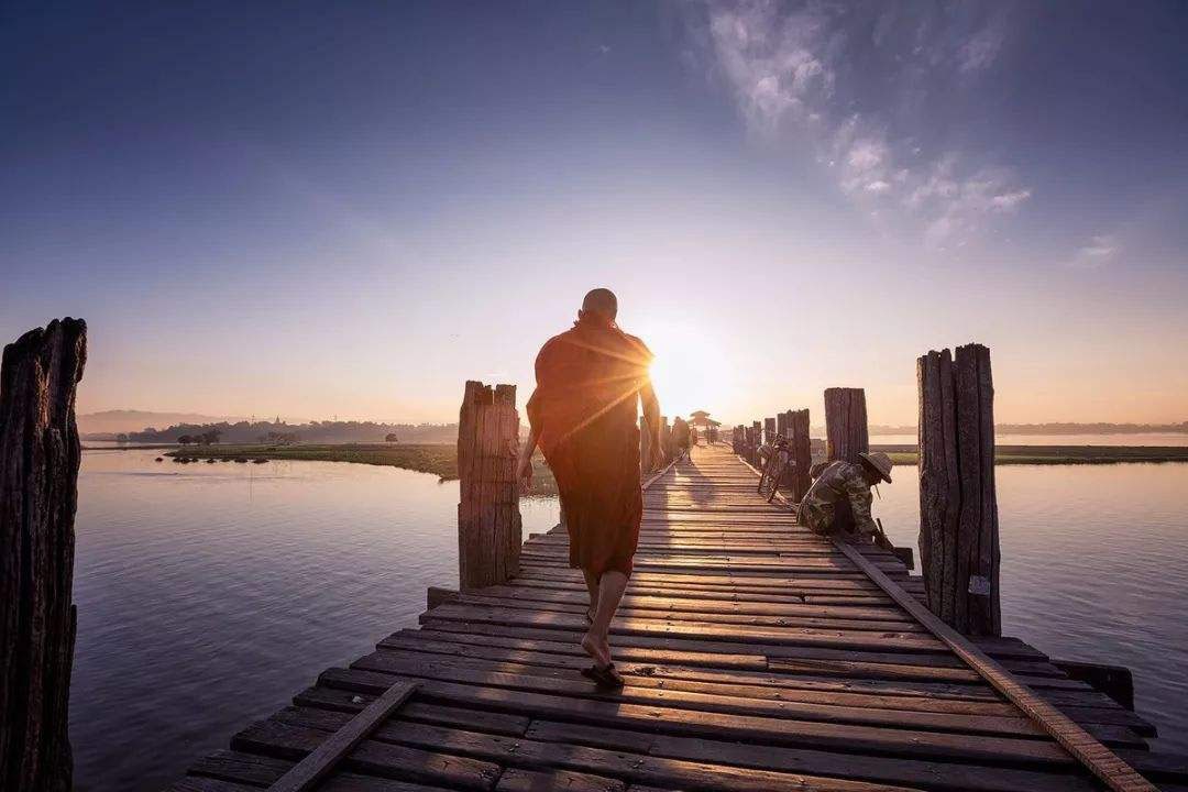 《一生何求》这首歌表现的是一个人在历尽沧桑之后回首人生的感悟和