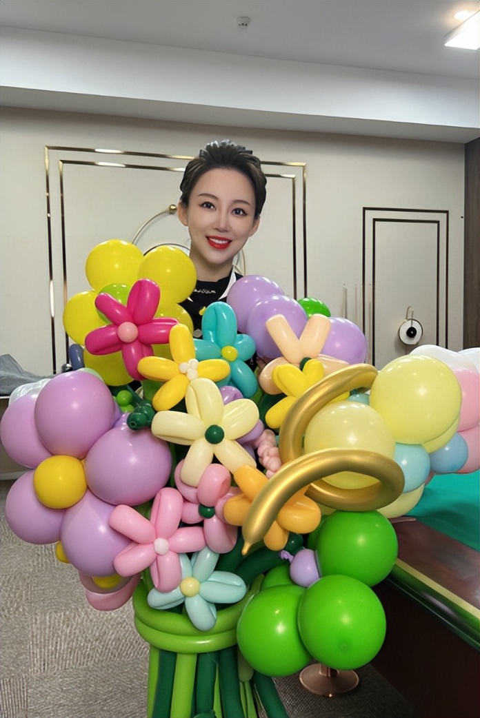 潘晓婷的微博帖子（潘晓婷微博发文称交作业，晒出六张素颜自拍照，40岁至今仍然单身）