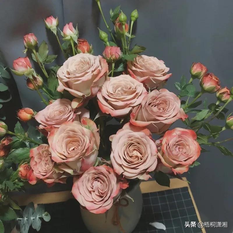 婚礼带花带哪边（婚礼那些人带配花）