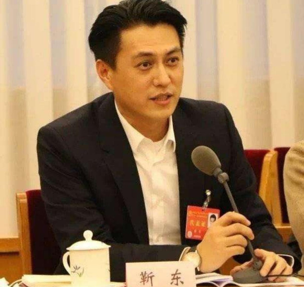 影后李佳息影后罕晒照，发际线上移额头光亮，疑和靳东穿情侣衫