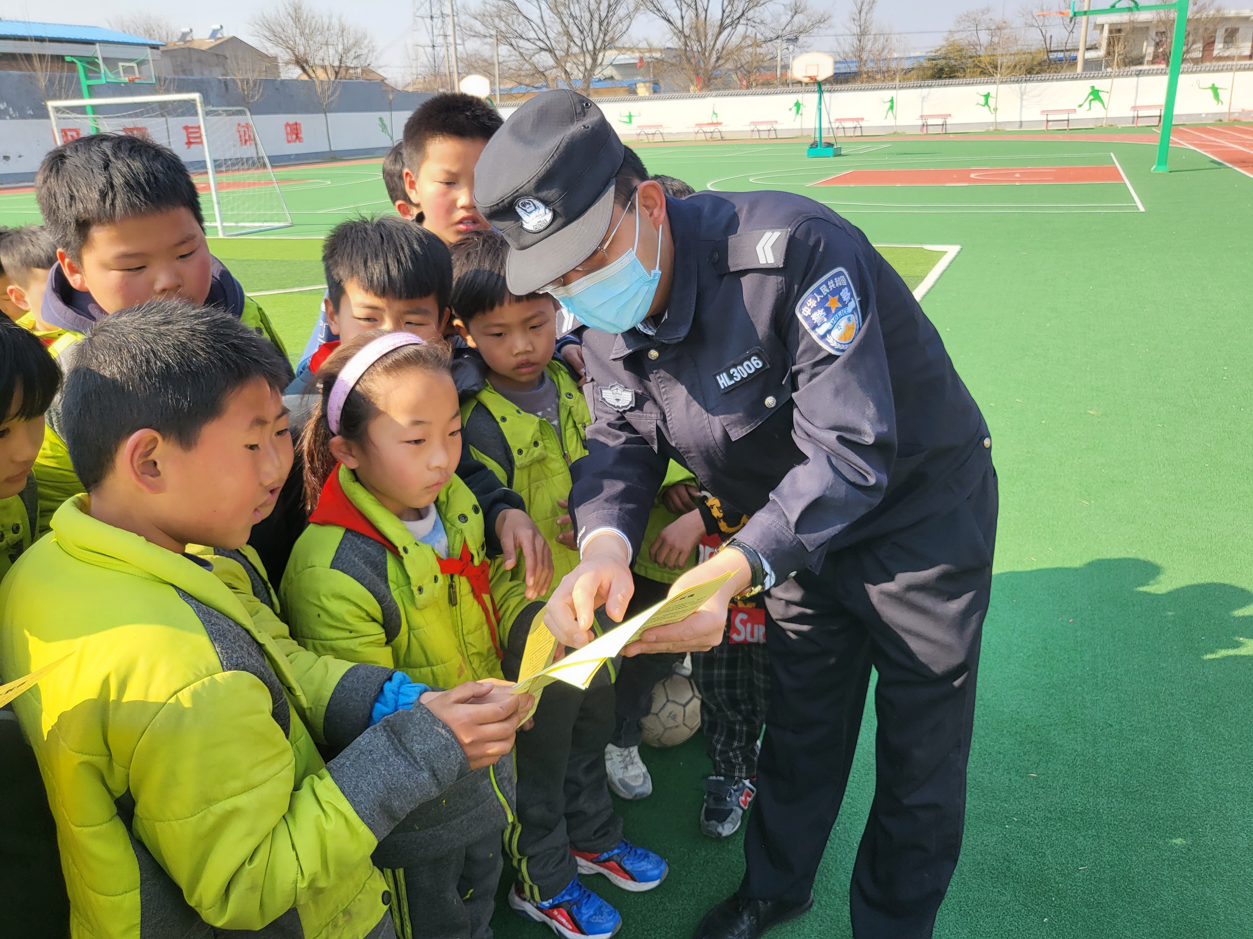 蒲城铁警：铁路安全进校园 上好开学第一课
