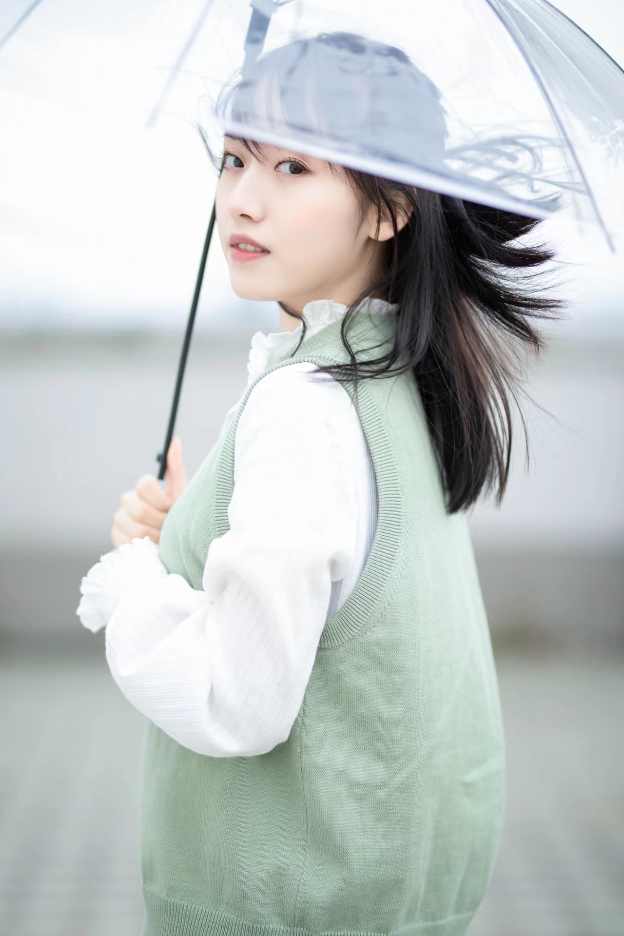 静态图如果拍不出惊艳的照片,大家可以尝试动态地回头拍,背对镜头