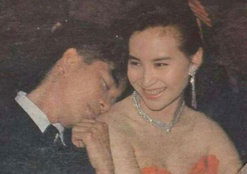 香港两位“单身”女富豪，1个身家200多亿，1个在上海有百套房子