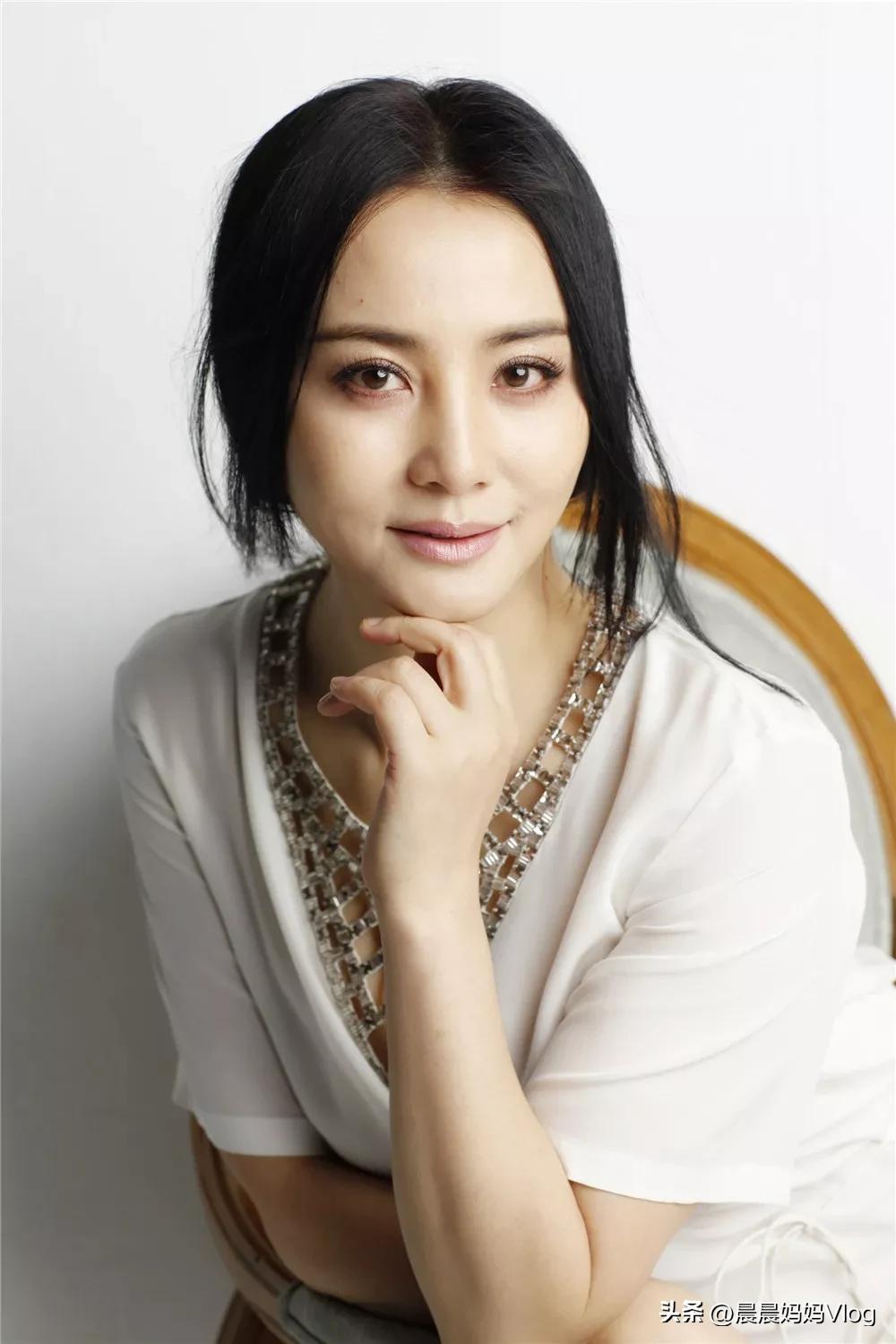 陶红演过很多影视剧,也塑造了很多的角色,尝试了不同的表演风格.