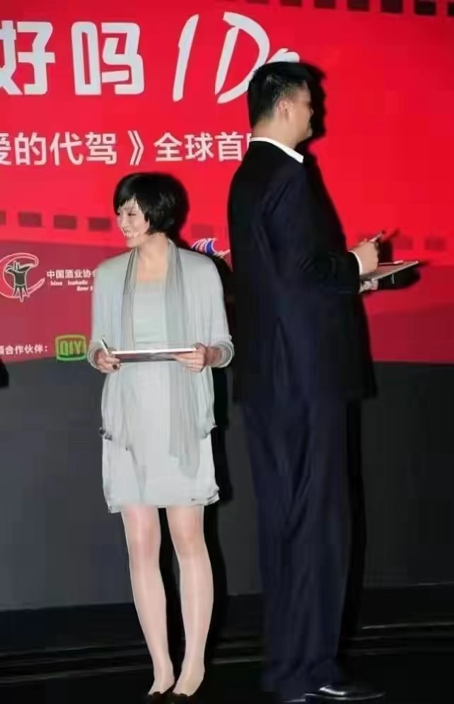 姚明夫妇罕见合体，素色连衣裙风格简约，但和西装搭配未免太普通