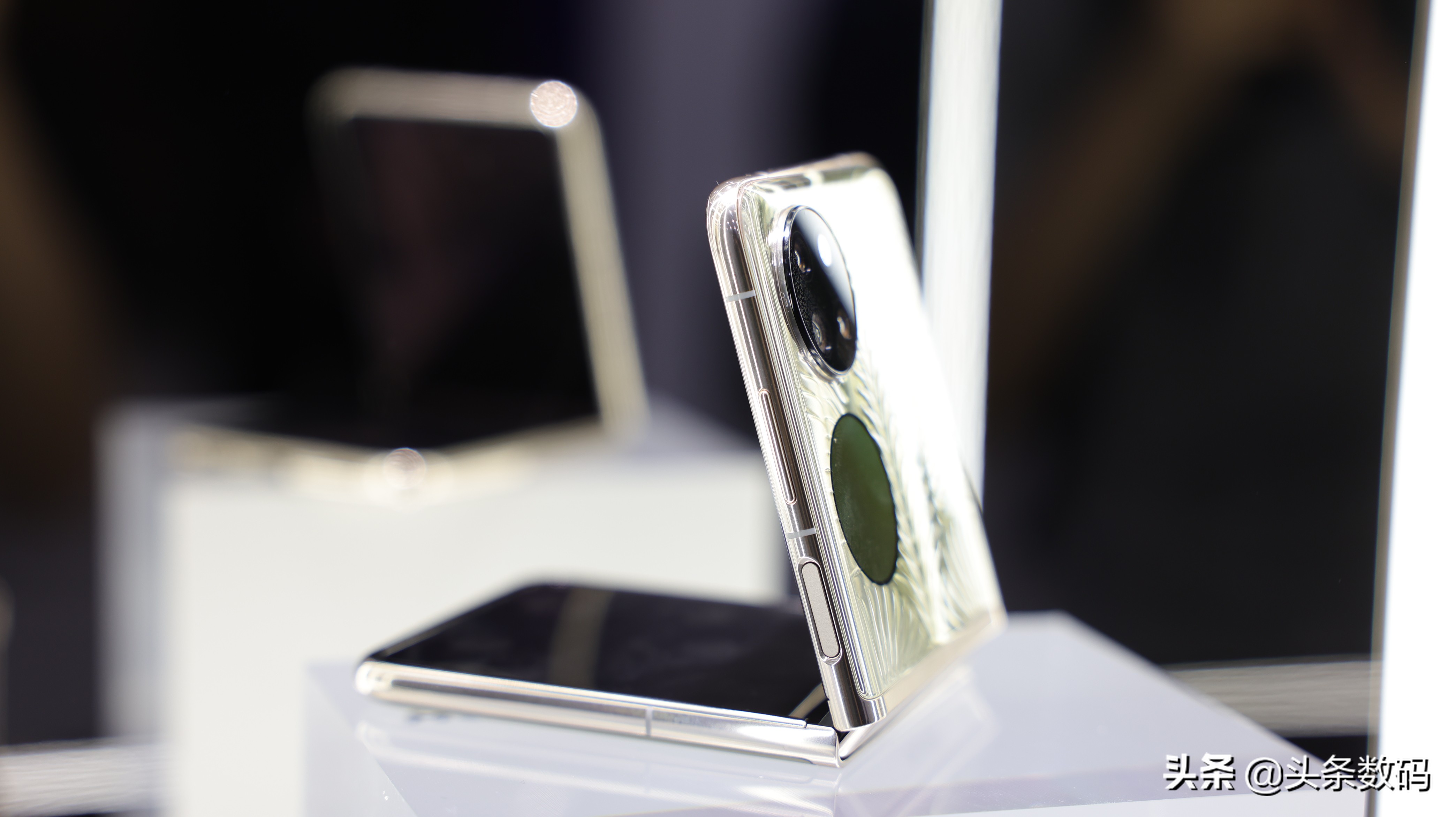 华为发布P50 pocket折叠屏手机，采用翻盖方式，类似三星Z Flip