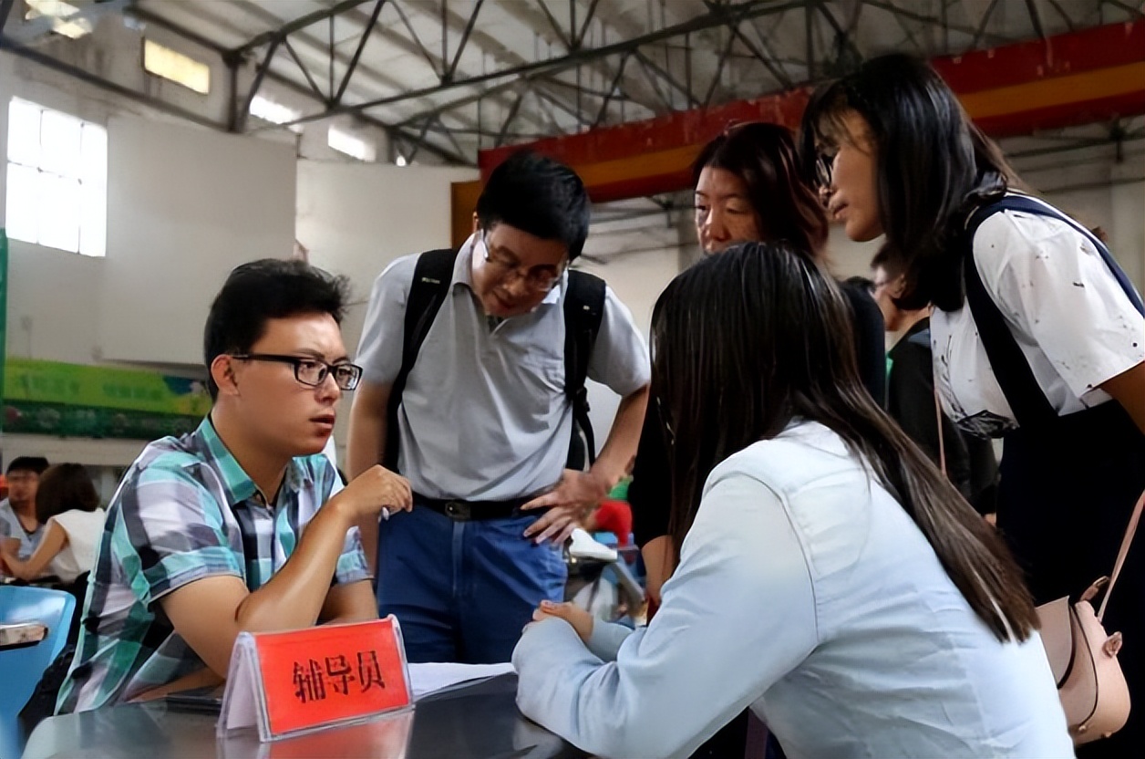 大学辅导员工资单流出，真实金额让人羡慕，难怪名校研究生抢着当