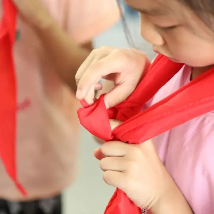 天府新区煎茶小学举行“童心向党，筑梦未来“一年级入队仪式